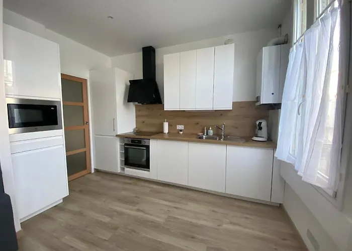 Appartement Luxueux Renove Avec Balcon & Garage