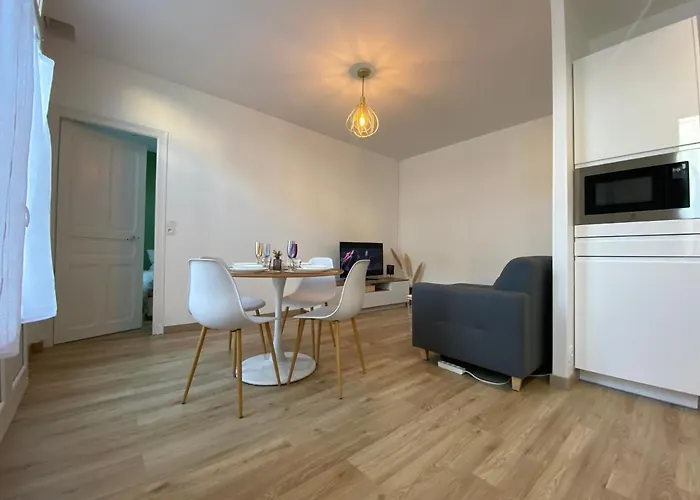 Appartement Luxueux Renove Avec Balcon & Garage